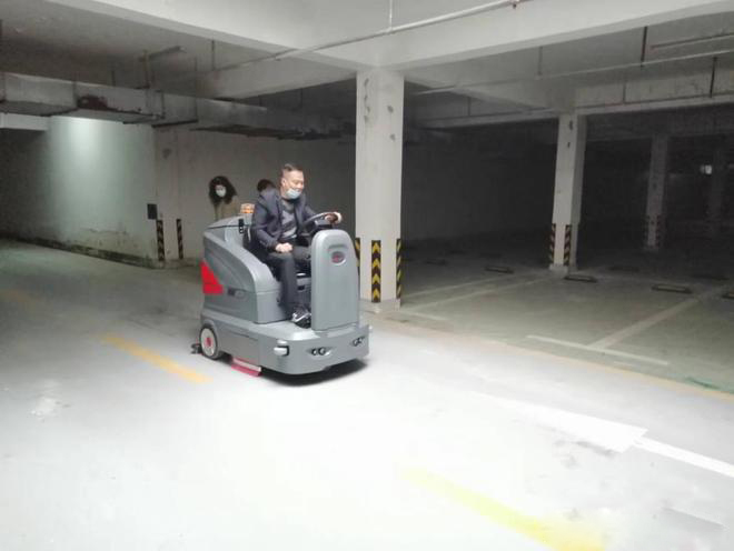 晋城小区物业保洁不用人力改用驾驶式洗地机了